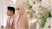 6 Potret Gamis Tinandrose di Resepsi Nikah, Nuansa Dusty Pink Berhias Payet