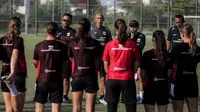 Pelatih Timnas Indonesia, Satoru Mochizuki memimpin latihan persiapan jelang laga Kualifikasi Piala Asia 2026 yang berlangsung di lapangan latih Jakarta International Stadium (JIS), Jakrata Utara, Jumat (20/06/2025). (Bola.com/Bagaskara Lazuardi)