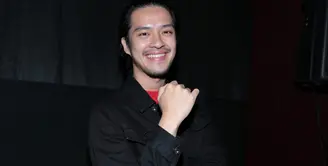 Beberapa tahun lalu, Morgan Oey fokus pada akting dibanding menjadi penyanyi yang melambungkan namanya. Kini, sekitar empat tahun kemudian, ia kembali menunjukkan suaranya. (Adrian Putra/Bintang.com)