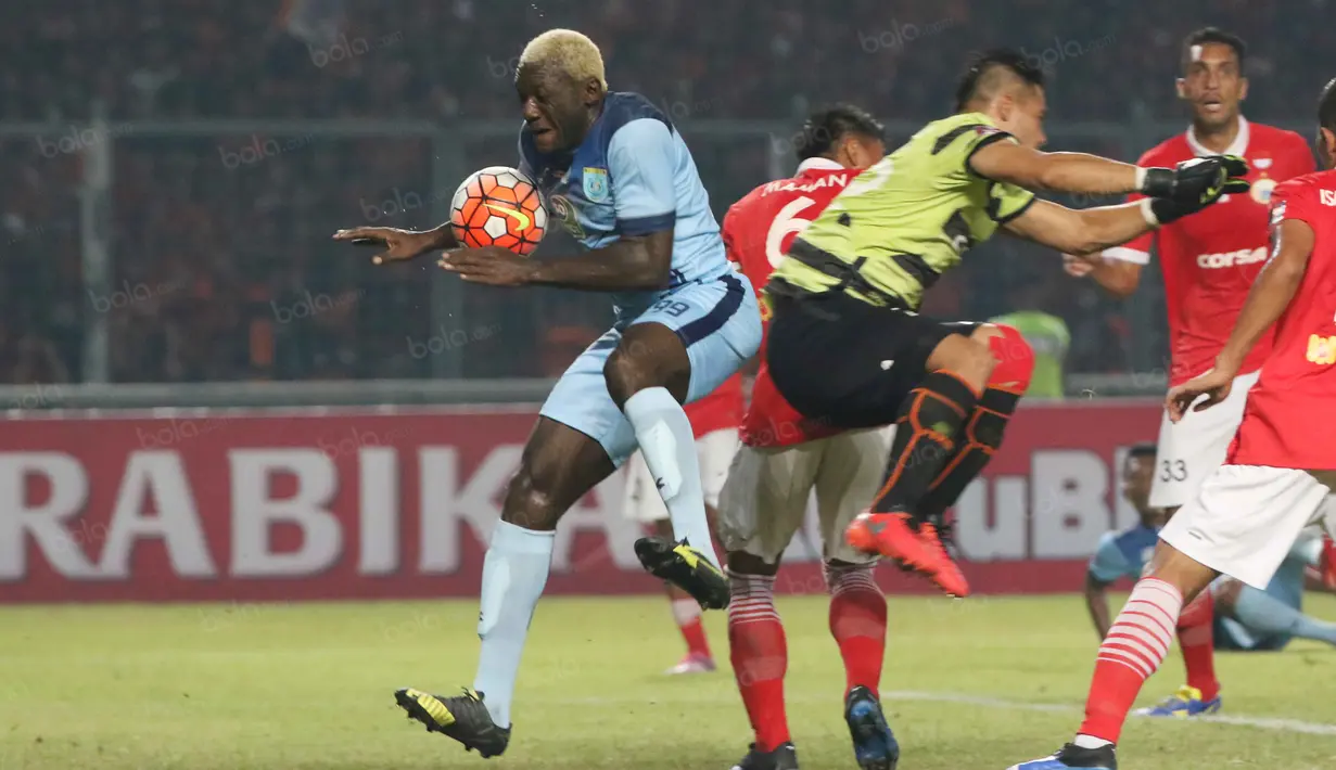 Striker Persela, Herman Dzumafo Epandi, saat mencetak gol ke gawang Persija dalam laga Torabika Soccer Championship 2016 presented by IM3 Ooredoo di Stadion Utama Gelora Bung Karno, Jakarta, Jumat (13/5/2016). (Bola.com/NIcklas Hanoatubun)