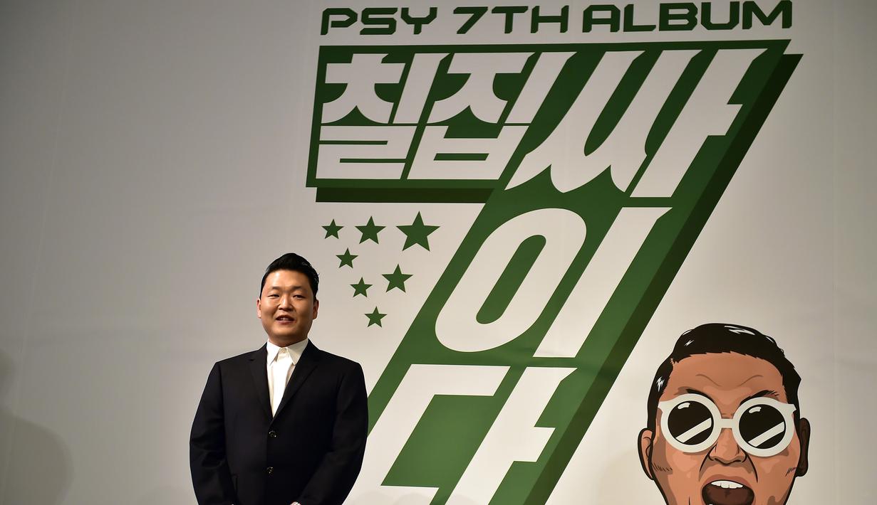 Penyanyi Psy berpose saat konferensi pers untuk mempromosikan album ketujuhnya di sebuah hotel di Seoul (30/11). Psy akan merilis album ketujuh yang berjudul ‘7th Album Cider pada tanggal 1 Desember 2015. (AFP PHOTO/ JUNG YEON-JE)