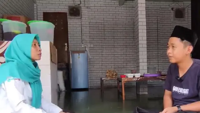 Zaki salah seorang penjaga warung Ning Nila, istri Gus Iqdam (SS: YT Serba Serbi Chanel)