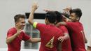 Gelandang Indonesia, Egy Maulana Vikri, merayakan kemenangan bersama rekannya atas Yordania pada laga persahabatan di Stadion Wibawa Mukti, Jawa Barat,  Sabtu (13/10/2018). Indonesia menang 3-2 atas Yordania. (Bola.com/M Iqbal Ichsan)