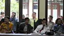 Kuasa hukum Partai Golkar hasil Munas Bali, Yusril Ihza Mahendra (kedua kanan) tampak memperhatikan jalannya Sidang Putusan PTUN terkait sengketa Partai Golkar Jakarta, Senin (18/5/2015).  PTUN mengabulkan gugatan kubu ARB. (Liputan6.com/Johan Tallo)