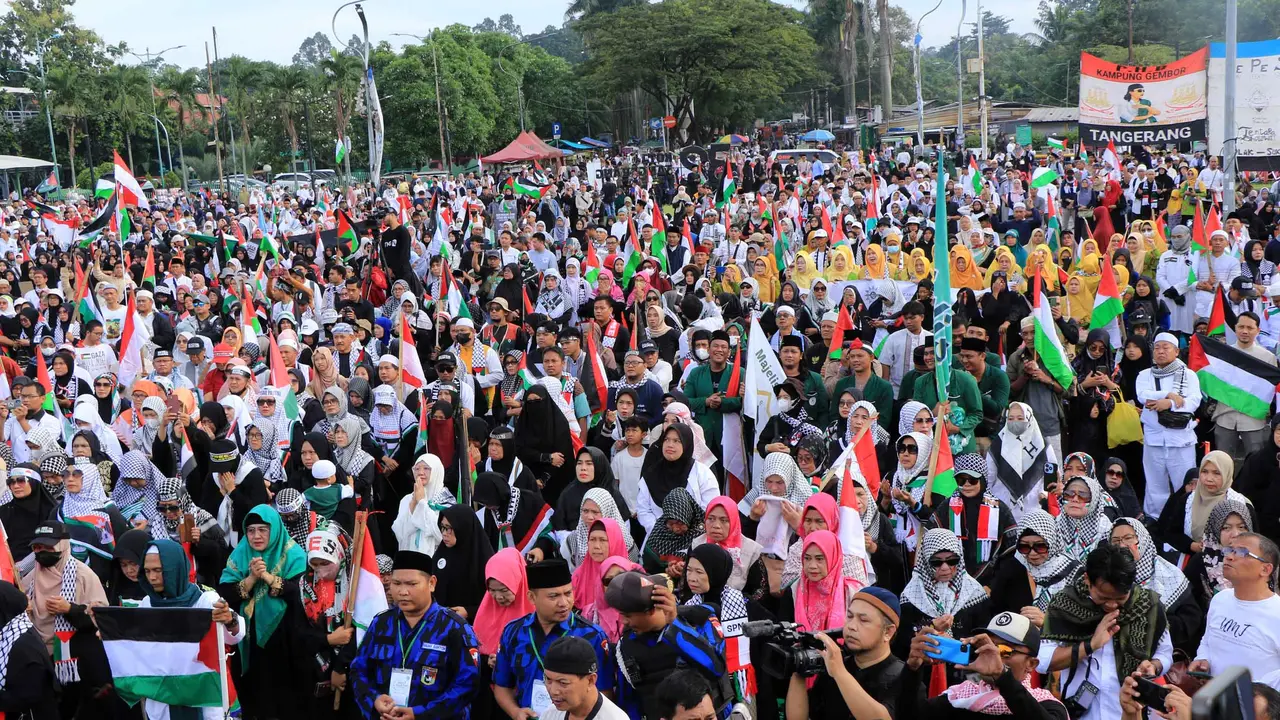 Ribuan warga memadati kawasan di samping Masjid Raya Al Azhom atau Taman Elektrik, Kota Tangerang, dalam aksi damai membela Palestina pada Minggu (20/4/2025).