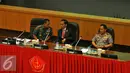 Presiden Jokowi berbincang dengan Gatot Nurmantyo di sela-sela Rapim TNI 2017 di Mabes TNI Cilangkap, Jakarta, Senin (16/1). Rapim ini bertema 'TNI Kuat, Hebat, Profesional dan Dicintai Rakyat Siap Melaksanakan Tugas Pokok'. (Liputan6.com/Angga Yuniar)