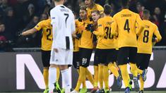 Pemain Young Boys merayakan gol pertama yang dicetak Guilaume Hoarau lewat eksekusi penalti pada laga lanjutan Liga Champions yang berlangsung di stadion Stade de Suisse, Swiss, Kamis (13/12). Young Boys menang 2-1 atas Juventus. (AFP/Fabrice Coffrini)