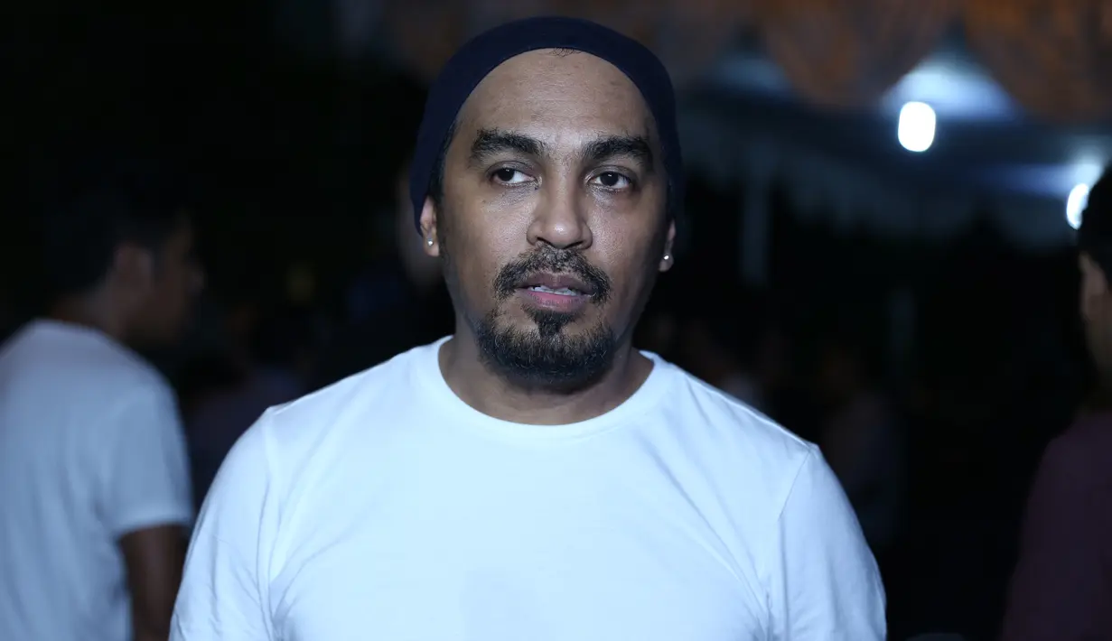 Keinginan Mike untuk menikah, turut disampaikan sahabatnya, Delon, Judika dan Glenn Fredly. Ditemui di rumah duka di kawasan Kucirang Raya, Bintaro, Minggu malam (31/7/2016). (Nurwahyunan/Bintang.com)