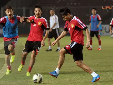 Simulasi yang dilakukan para pemain Timnas Cina menggunakan format pertandingan yang sebenarnya yakni 22 pemain dan terbagi dalam dua kesebelasan (Liputan6.com/ Helmi Fithriansyah)