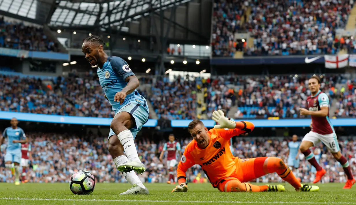 Penyerang Manchester City, Raheem Sterling saat melewati kiper West Ham United, Adrian pada lanjutan liga Inggris di Stadion Etihad, Inggris (28/8). Sterling mencetak dua gol yang membuat City menang 3-1 atas West Ham. (Reuters/Darren Staples)