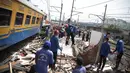 Petugas Satpol PP dan DAOP 1 membongkar bangunan liar di pinggiran rel kawasan Tanah Abang, Jakarta, Kamis (7/8/14). (Liputan6.com/Faizal Fanani)