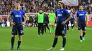 Pemain Lazio, Stefan Radu, Luis Alberto dan Senad Lulic bereaksi setelah kalah telak dari Red Bull Salzburg pada leg kedua perempat final Liga Europa di Red Bull Arena, Jumat (13/4). Red Bull Salzburg sukses menekuk Lazio 4-1. (AP/Kerstin Joensson)