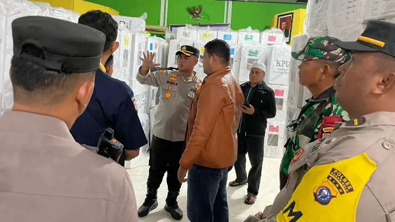 Kepala Polres Rokan Hulu AKBP Budi Setiyono mengecek logistik Pemilu 2024 yang sudah dikirim dari PPS ke kantor kecamatan.