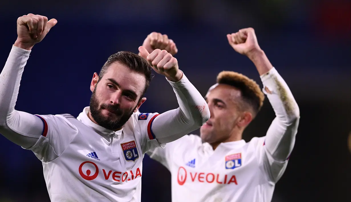 Pemain Lyon Lucas Tousart (kiri) kemenangan timnya atas Juventus pada leg pertama babak 16 besar Liga Champions di Stadion Parc Olympique Lyonnais, Decines-Charpieu, Perancis, Rabu (26/2/2020). Lyon menang 1-0. (FRANCK FIFE/AFP)