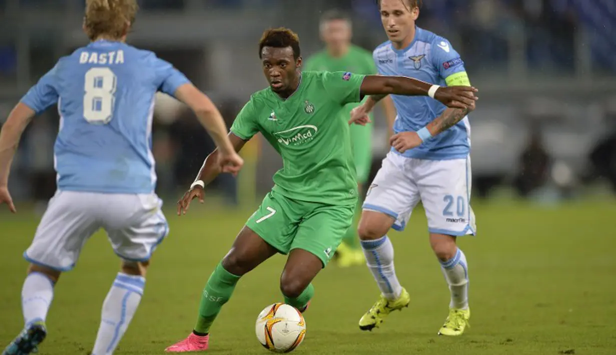 Pemain St Etienne Jean-Christophe Bahebeck (C) dikepung pemain Lazio dalam Laga Liga Europa UEFA antara Lazio vs Saint Etienne di Stadion Olympic Roma, Jumat(2/10/2015). Lazio menang tipis 3-2. AFP Photo / Andreas Solaro