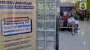 Penumpang kereta api jarak jauh menunggu di Stasiun Gambir, Jakarta Pusat, Rabu (21/12/2022). Jelang Natal dan Tahun Baru PT KAI mengantisipasi cuaca ekstrem dan daerah rawan, Daop 1 Jakarta menyiapkan Alat Material Untuk Siaga (AMUS) yang ditempatkan di lokasi rawan apabila terjadi hambatan akibat cuaca ekstrem seperti banjir, amblesan dan tanah longsor. AMUS yang siapkan berupa batu balas, bantalan rel, pasir, karung, besi (untuk jembatan), alat penambat rel, dan alat berat lainnya. (Liputan6.com/Johan Tallo)