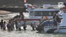 <p>Wisatawan antre naik ke kapal boat menuju kawasan wisata Nusa penida dan Nusa lembongan di Pelabuhan Sanur, Denpasar, Bali, Senin (2/5/20222). Libur panjang lebaran tahun ini berdampak positif kepada jumlah keberangkatan wisatawan menuju Nusa Penida ataupun Nusa Lembongan. (merdeka.com/Arie Basuki)</p>