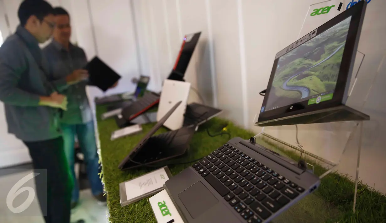 Calon pembeli sedang melihat produk terbaru notebook Acer di Jakarta, Rabu (22/6). Acer meluncurkan Acer Switch Alpha 12, Yakni notebook 2 in 1 dengan sistem pendingin cair (liquidLoop). (Liputan6.com/Angga Yuniar)