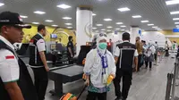 Petugas Haji Indonesia 2019 membantu jemaah di jalur fast track Bandara Prince Mohammed bin Abdul Aziz, Madinah. Foto: Darmawan/MCH