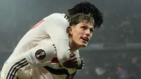 Pemain Manchester United, Kobbie Mainoo, merayakan golnya bersama Alejandro Garnacho setelah mencetak gol kedua bagi timnya dalam pertandingan fase liga Liga Europa antara FCSB dan Manchester United di stadion National Arena, Jumat dini hari WIB (31-1-2025). (Foto AP/Andreea Alexandru)
