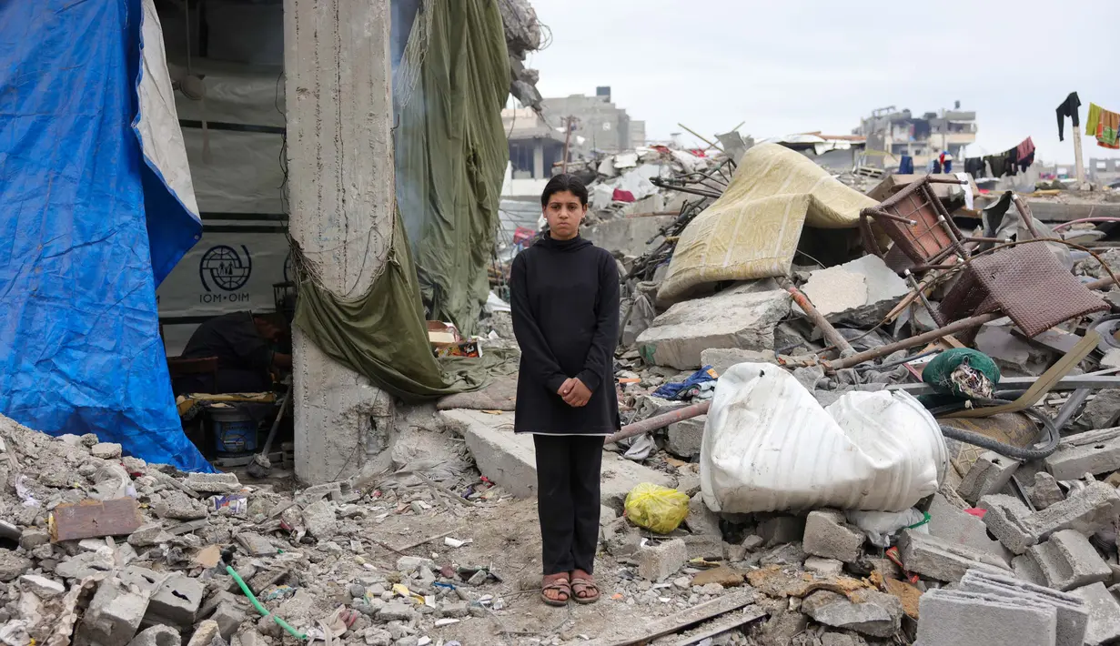 Maram Al-Assali, 12 tahun, berpose di depan rumahnya yang hancur di Jabalia, Jalur Gaza utara, pada 9 Februari 2025. (Bashar TALEB/AFP)