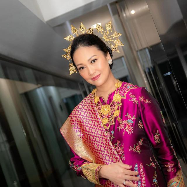 Potret Cantik Nola B3 Pakai Baju Kuruang yang Anggun dalam Konser Kenangan untuk Elly Kasim. (instagram/riafinola)