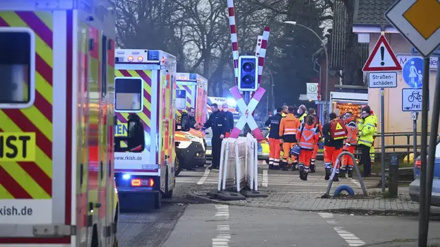 Aparat di lokasi penikaman fatal dua orang di kereta api di Jerman utara. (Jonas Walzberg/AP)
