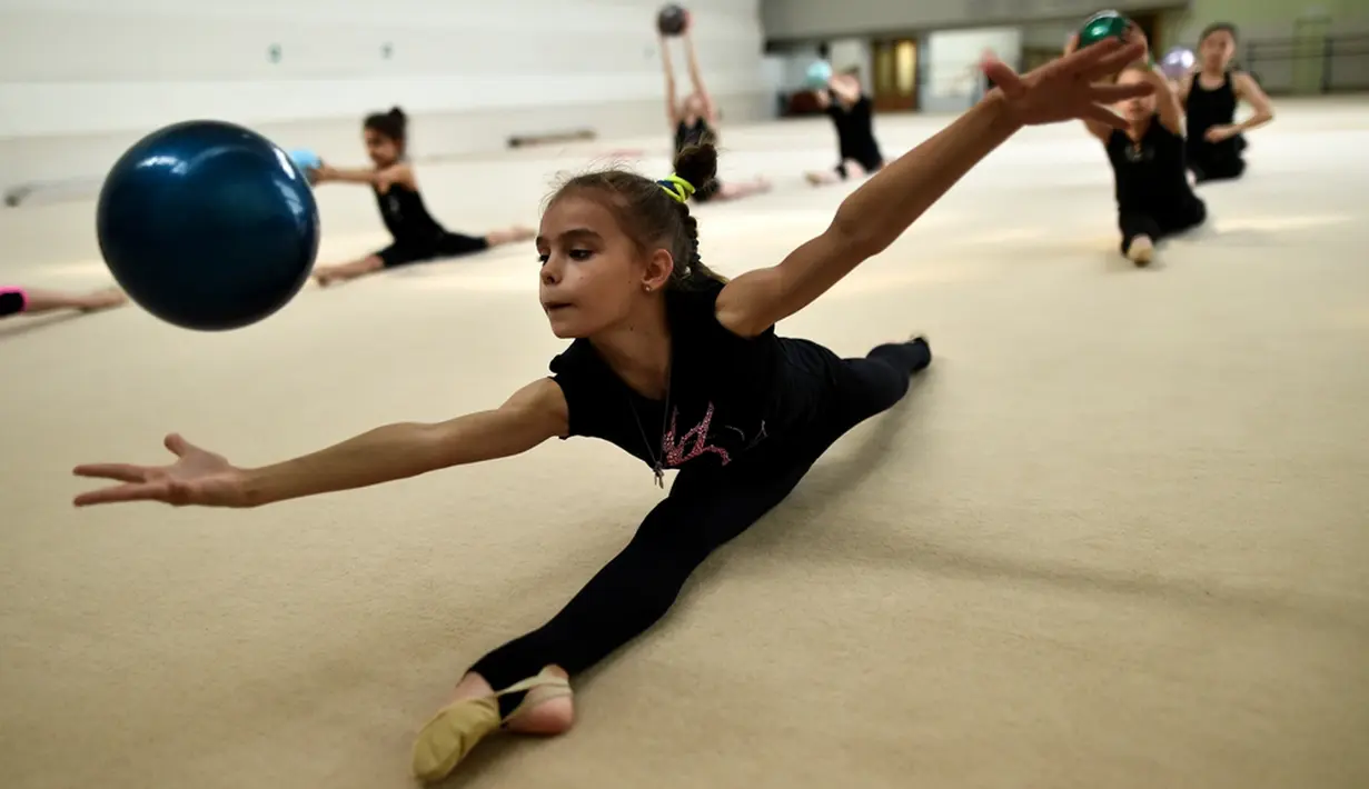  Seorang atlet muda berlatih senam di Sekolah Olimpiade MGFSO, Moskow, Rusia, (30/5/2016). (AFP/Kirill Kudryavtsev)