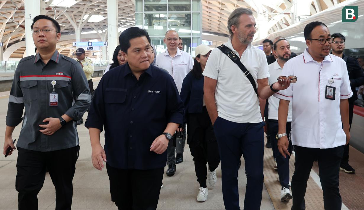 Ketua umum PSSI, Erick Thohir (tengah kiri) mengajak FIFA Team Project Venue Management, Christian Schmolzer (tengah kanan) menjajal kereta cepat Whoosh dari Stasiun Halim, Jakarta, ke Stasiun Tegalluar, Bandung, pada Senin (9/10/2023). (Bola.com/Abdul Aziz)