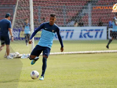 Untuk meredam kecepatan pemain Cina pemain belakang Timnas Indonesia Hashim Kipuw terlihat melakukan latihan serius (Liputan6.com/ Helmi Fithriansyah)