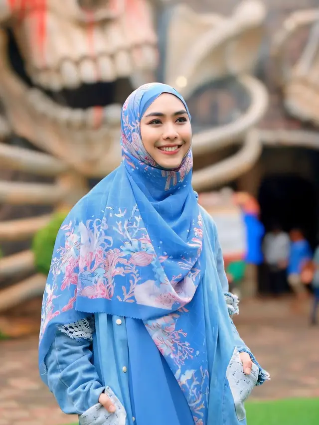 Gamis dengan Outer ala Oki Setiana Dewi (Foto: Instagram @okisetianadewi)