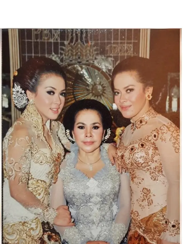 7 Gaya Syahrini saat Kenakan Kebaya, Cantik dan Memesona