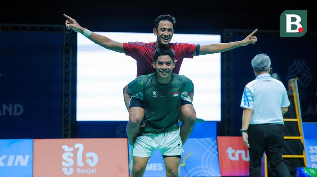 Tunggal putra Indonesia, Alwi Farhan digendong rekan senegaranya Moh. Zaki Ubaidillah di Thammasat University Rangsit Campus, Pathum Thani, Minggu (14/12/2025). (Bagaskara Lazuardi/Bola.com)