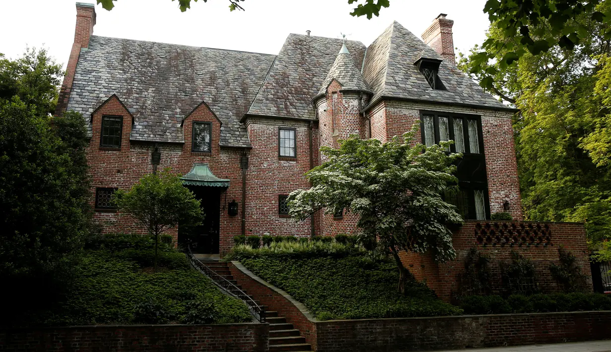 Suasana rumah yang akan disewa Barack Obama setelah pensiun menjadi presiden, di sebelah barat laut Washington, Kamis (26/5). Rumah ini memiliki garasi yang mampu memuat dua mobil serta halaman yang mampu menampung hingga 10 mobil. (REUTERS/Gary Cameron)
