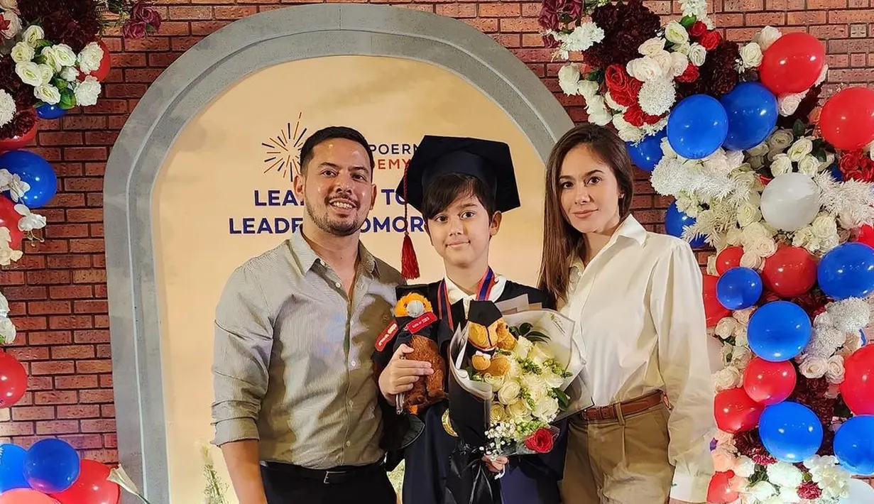 Wulan Guritno dan Adilla Dimitri kompak hadiri wisuda anak laki-laki mereka, Alric, mengenakan outfit nuansa beige.[Foto: IG/adilladimitrihardjanto].
