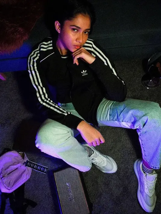 <p>Gaya sporty klasik dengan jaket dan celana jeans blue-washed. (Foto: Instagram @aghninyhaque)</p>