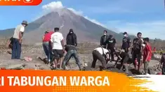Sejumlah warga dibantu oleh petugas untuk mencari tabungannya yang telah tertimbun abu vulkanik. Besar harapan mereka dapat menemukan uang simpanannya tersebut demi menyambung hidup.