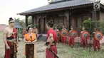 Aktor Adjie Pangestu dan aktris Meriam Bellina saat melakukan syuting Saur Sepuh di kawasan Cibinong, Jawa Barat, Rabu (2/8). Sinetron laga kolosal Saur Sepuh ini berawal dari sandiwara atau drama radio di era 80-an. (Liputan6.com/Herman Zakharia)