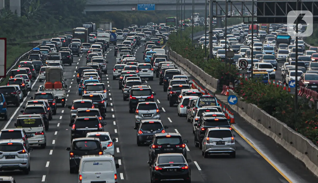 Kepadatan kendaraan roda empat dari arah Bogor menuju Jakarta di Jalan Tol Jagorawi. (Liputan6.com/Faizal Fanani)