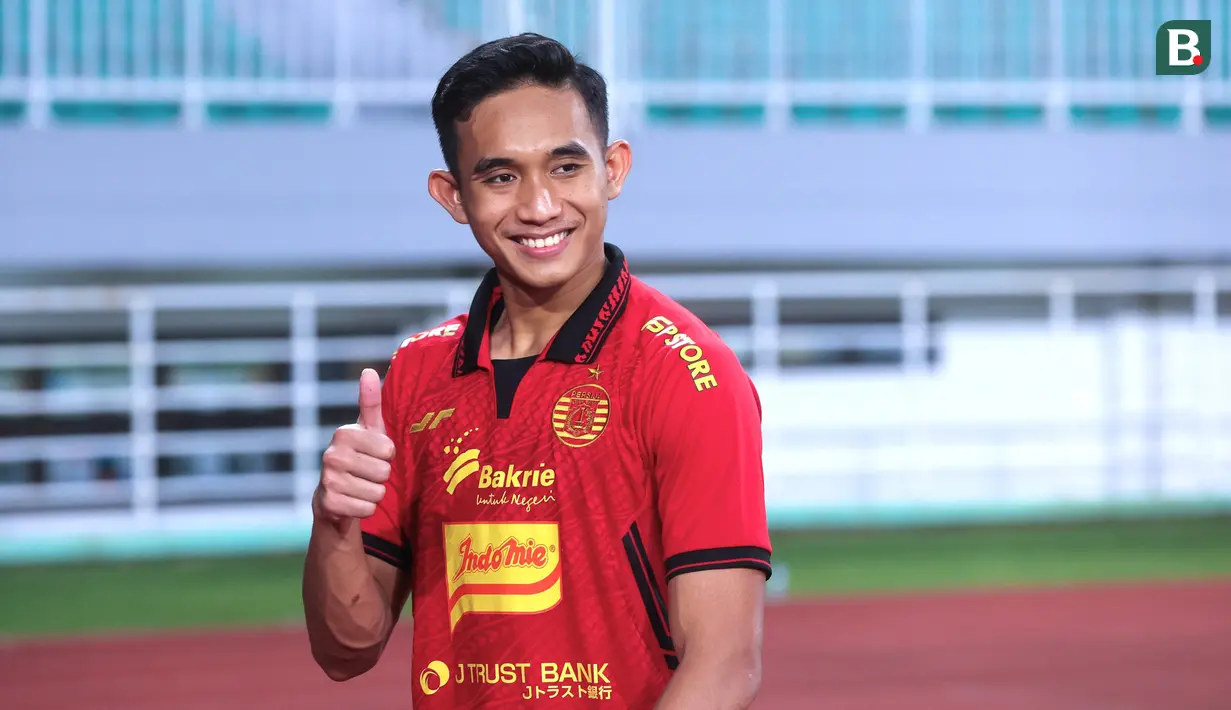 Satu di antara pemain lokal yang paling konsisten di BRI Liga 1 selama tahun 2024 ini ialah Rizky Ridho. Kapten Persija Jakarta ini nyaris tak tergantikan dan mampu membawa Macan Kemayoran bersaing di papan atas. (Bola.com/M Iqbal Ichsan)