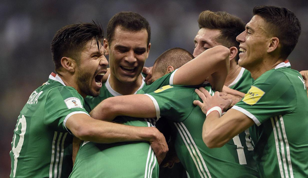 Para pemain Mexico merayakan gol yang dicetak Javier Hernandez ke gawang Kostarika pada laga kualifikasi Piala Dunia 2018 di Stadion Azteca, Mexico, Jumat (24/3/2017). Mexico menang 2-0 atas Kostarika. (AFP/Alfredo Estrella)