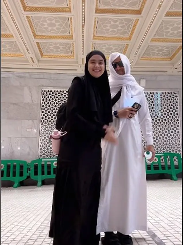 7 Potret Hengky Kurniawan dan Sonya Fatmala saat Jalani Umroh, Curi Perhatian