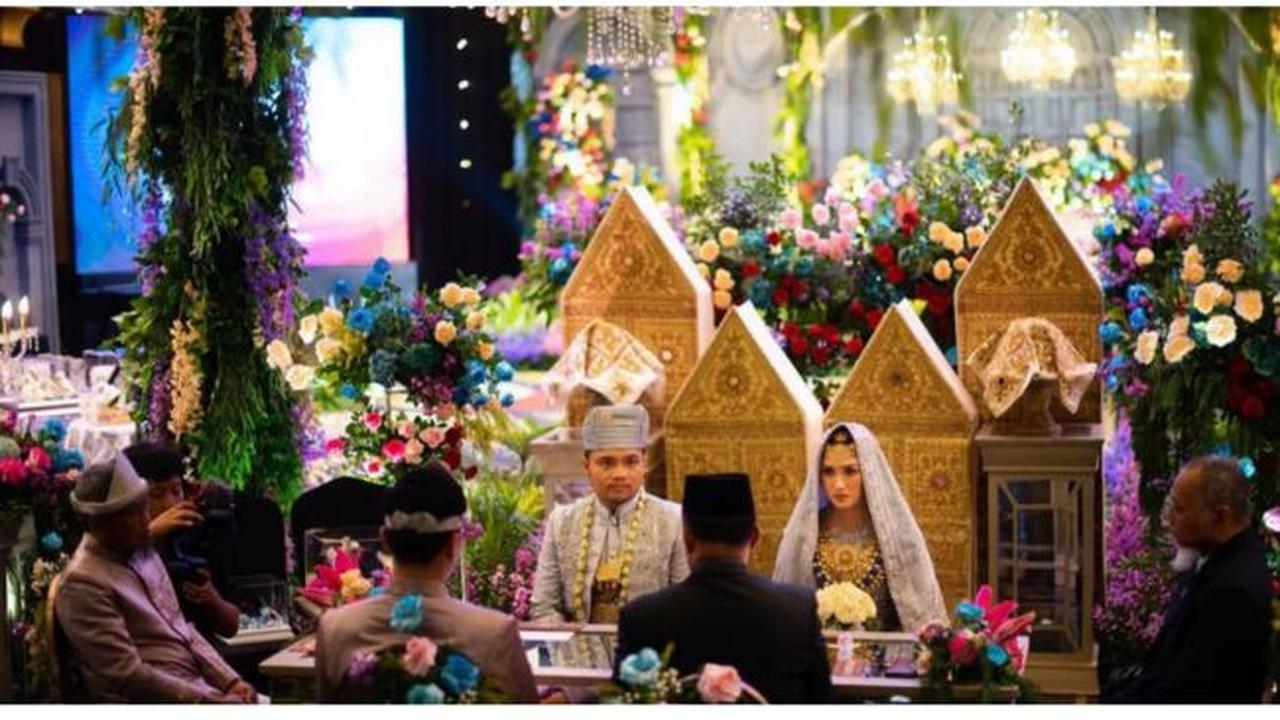 Nuansa Minang di pernikahan Ochi Rosdiana. (credit: instagram.com/thepotomoto)