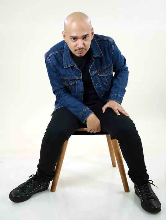 Ulang tahun di Eropa, Husein mendapat ucapan ulang tahun by phone dari keluarganya. (Bintang/Deki Prayoga)