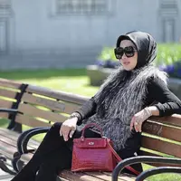 Syuting klip lagu religi, Syahrini malah diprotes karena busananya.