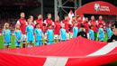 Para pemain Starting XI Timnas Denmark berbaris menyanyikan lagu kebangsaan Denmark sebelum dimulainya laga matchday kelima Grup H Kualifikasi Euro 2024 menghadapi San Marino di Copenhagen, Denmark, Jumat (8/9/2023) dini hari WIB. (AFP/Ritzau Scanpix/Mads Claus Rasmussen)
