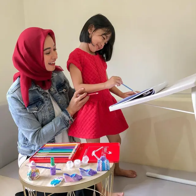 ilustrasi potret kedekatan poppy bunga bersama buah hati dan suami yang mesra/instagram: poppybungariphat