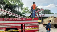 Mobil crane Dinas PU Bandar Lampung yang mengalami kerusakan hingga menyebabkan dua pekerja terjatuh. Foto : (Istimewa).