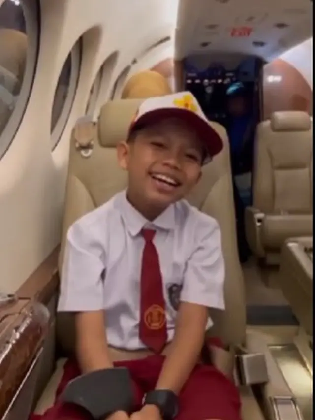 Pernah diingatkan Jokowi tentang sekolah, Farel Prayoga pun melapor kepada Presiden RI bahwa ia tetap semangat sekolah walau harus belajar sendirian. (Foto: Instagram/@zidniyazidni)