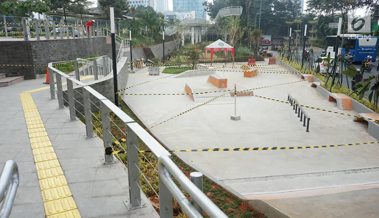 Suasana proyek pembangunan Taman Dukuh Atas di Jalan Jenderal Sudirman, Jakarta, Jumat (2/8/2019). Pembangunan ruang terbuka baru di Dukuh Atas ini diharapkan menjadi ruang bagi pejalan kaki dan lokasi berpindah moda transportasi. (Liputan6.com/Immanuel Antonius)